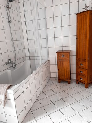 Hair dryer, towels, soap, shampoo - Schöne Ferienwohnung in Ruhiger Lage mit Blick ins Grüne (Weißenbrunn)