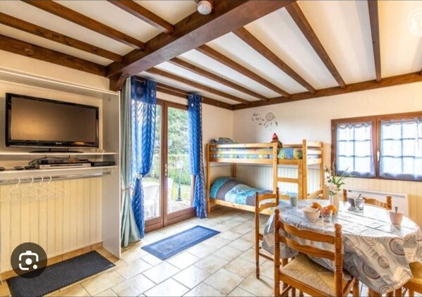 1 bedroom, iron/ironing board, WiFi - Chalet Paisible en Impasse sur les Rives de la Rivière Arroux (Toulon-sur-Arroux)