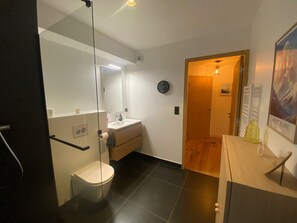 Shower, hair dryer, towels, soap - Luxury apartment 6-8 pers. with Balcony - small garden foot of slopes Combloux (Combloux)