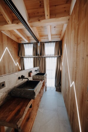 Chalet de lujo, 5 habitaciones, hidromasaje | Baño | Amenidades de baño gratuitas, secadora de cabello, batas, pantuflas 