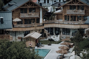 Luxe chalet, 5 slaapkamers, bubbelbad | Woonruimte | Een flatscreentelevisie, een open haard, speelgoed en vloerverwarming