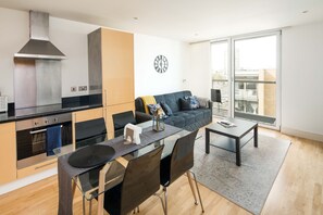 Apartment | Bathroom | Combined shower/tub, deep soaking tub, towels - Immaculate 1-bed 1-bath Apartment in London Area (London)