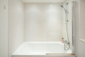 Apartment | Bathroom | Combined shower/tub, deep soaking tub, towels