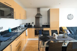 Apartment | Private kitchen | Fridge, microwave, oven, stovetop - Immaculate 1-bed 1-bath Apartment in London Area (London)