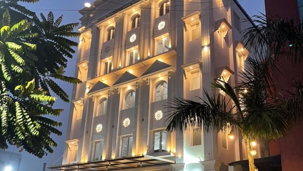 A multi-story building with a prominent entrance labeled "SARVIN". - Hotel Sarvin (Lucknow)