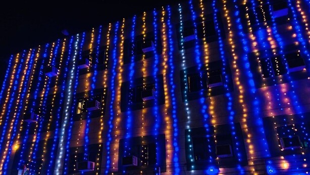 Un edificio con guirnaldas verticales de luces.