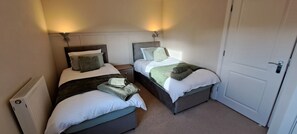 2 quartos, ferros/tábuas de passar roupa, Wi-Fi, roupa de cama