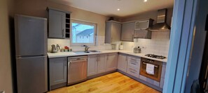 Een koelkast, een magnetron, een oven, een kookplaat