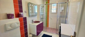 Bruser, hårtørrer, håndklæder, Toiletpapir