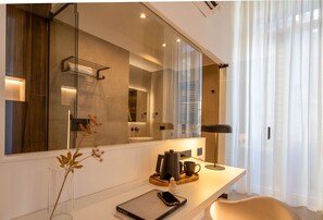 Haartrockner, Handtücher, Seife, Toilettenpapier