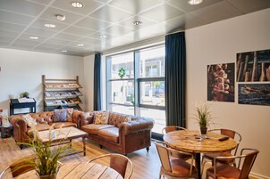 45-英寸纯平电视（配备卫星频道）