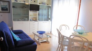 Apartment, 2 Bedrooms, Balcony, Ocean View | Tempat makan