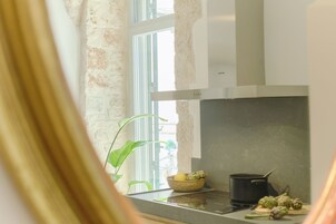 Refrigerador con freezer, placa de cocina, cafetera expreso