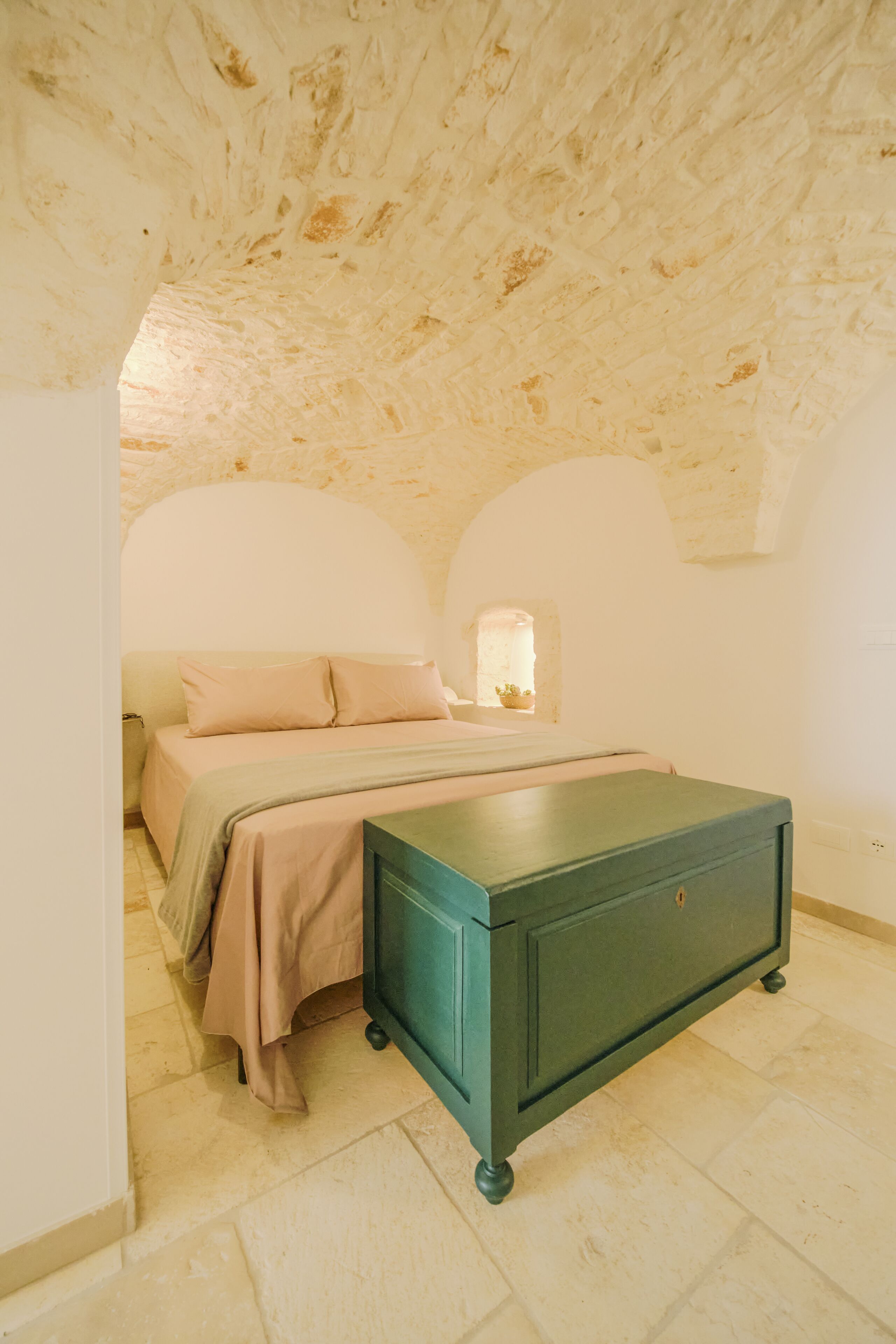 Une chambre à coucher avec un lit, une commode et une fenêtre.