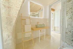 Traditional Suite, City View, Tower | Kemudahan bilik mandi | Pancuran mandi, hulu semburan mandi hujan, pengering rambut, bidet 