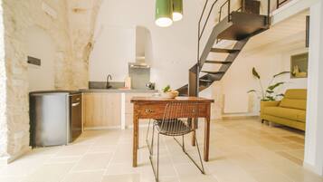 Traditional Apartment, 1 Queen Bed with Sofa bed | Living area | 32-inch flat-screen TV with cable channels