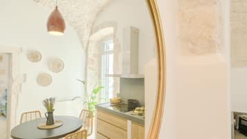 Traditionell svit - utsikt mot staden - torn | Minikyl