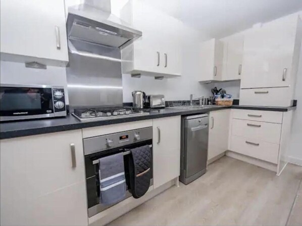 Appartamento | Cucina privata | Frigorifero, microonde, forno, piano cottura