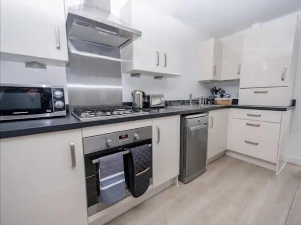 Apartment | Eigene Küche | Kühlschrank, Mikrowelle, Ofen, Herdplatte