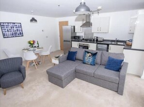 Apartment | Wohnbereich | Fernseher