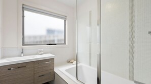 Douche, sèche-cheveux, serviettes fournies