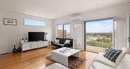 Port Views - Charming Townhouse in the Centre of Portarlington.
