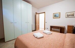 3 Schlafzimmer, Bügeleisen/Bügelbrett, Bettwäsche
