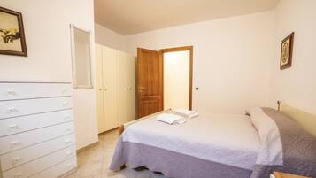 3 chambres, fer et planche Ă repasser, draps fournis