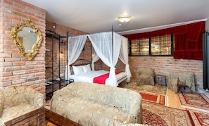Hypo-allergenic bedding, memory-foam beds, minibar, in-room safe - Brooch Boutique Hotel (Tbilisi)