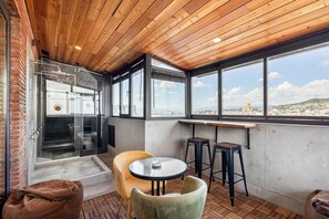 Habitación Signature, bañera de hidromasaje, vistas al río | Balcón
