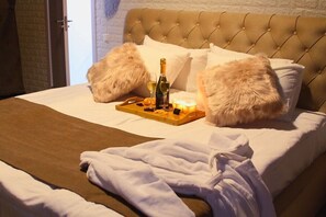 Panoramic Tent | Hypo-allergenic bedding, memory foam beds, minibar, in-room safe - Brooch Hotel (Tbilisi)