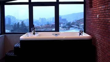 Signature Room, Hot Tub, River View | Bathroom | Shower, free toiletries, hair dryer, bathrobes