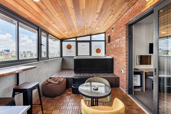 Signature Room, Hot Tub, River View | Balcony view