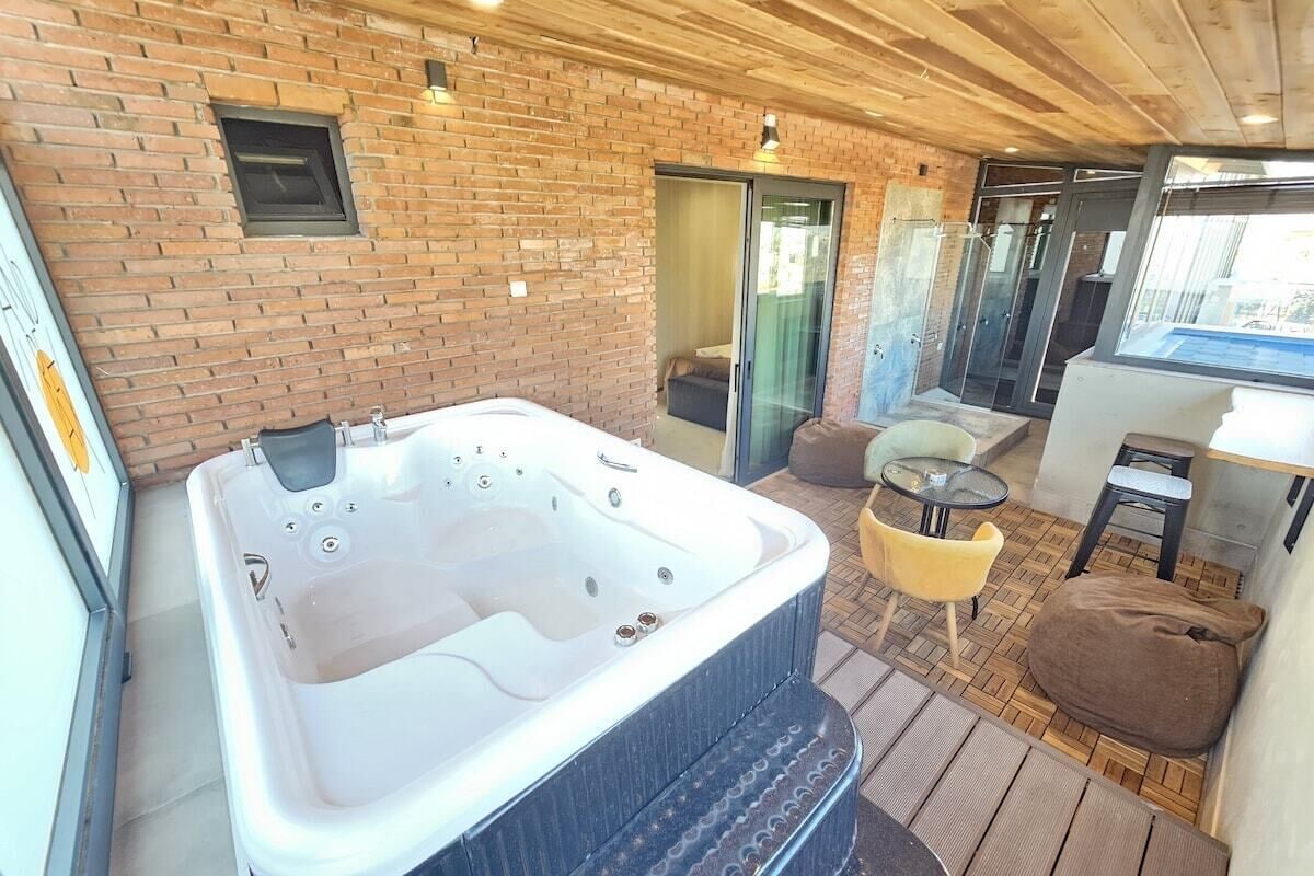 Signature Room, Hot Tub, River View | 1 bedroom, hypo-allergenic bedding, memory foam beds, minibar