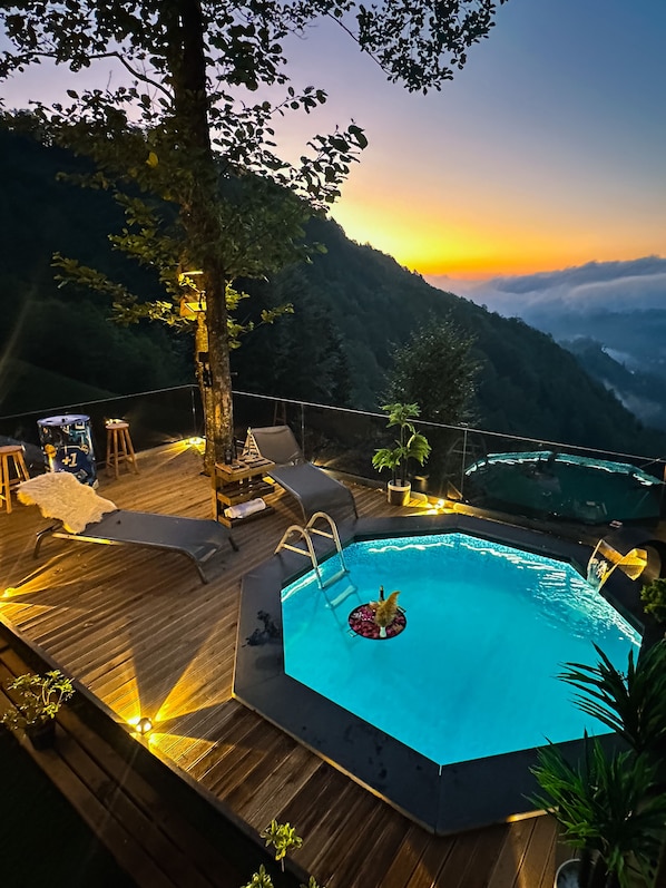 Una piscina al aire libre