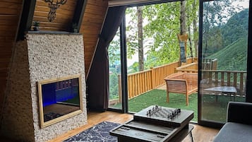 Bungalow Premium | Zona de estar | Una chimenea, un altavoz inteligente