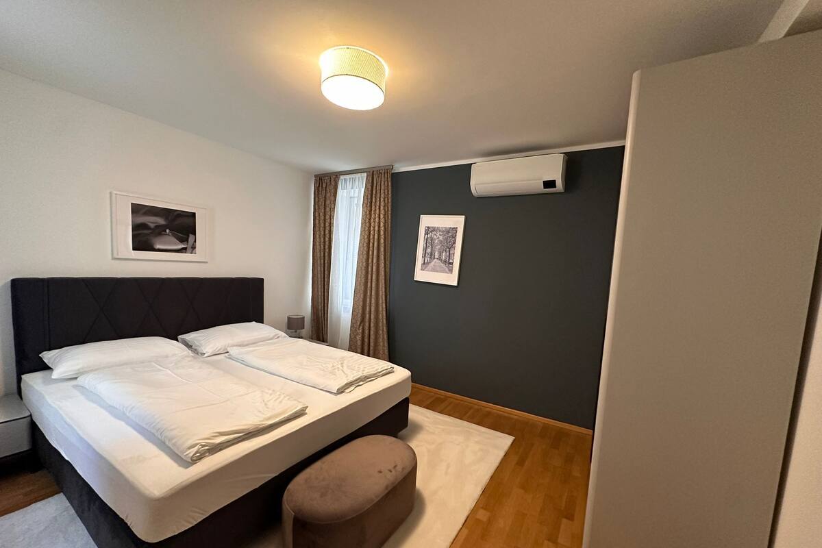 Apartment | Iron/ironing board, WiFi (free), bed sheets