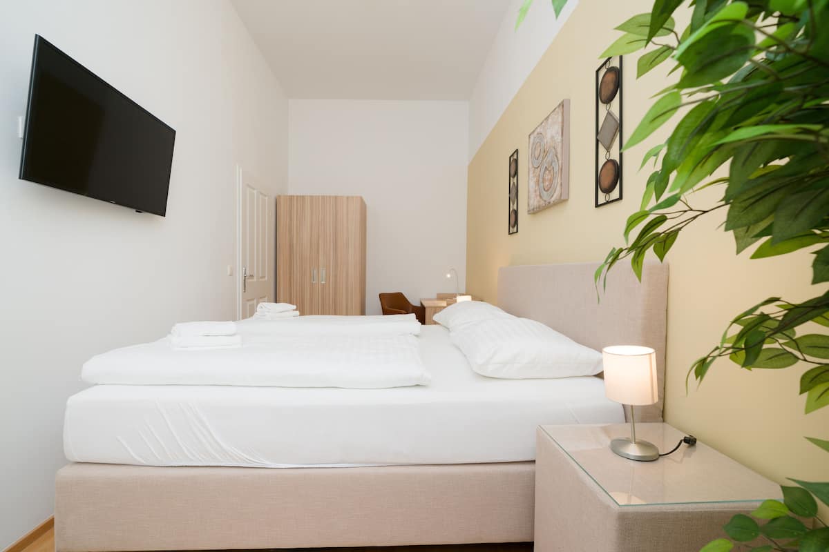 Apartment | Iron/ironing board, WiFi (free), bed sheets