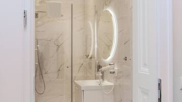 Apartment | Badezimmer | Haartrockner, Handtücher