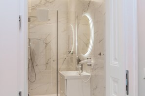Apartment | Bathroom | Hair dryer, towels