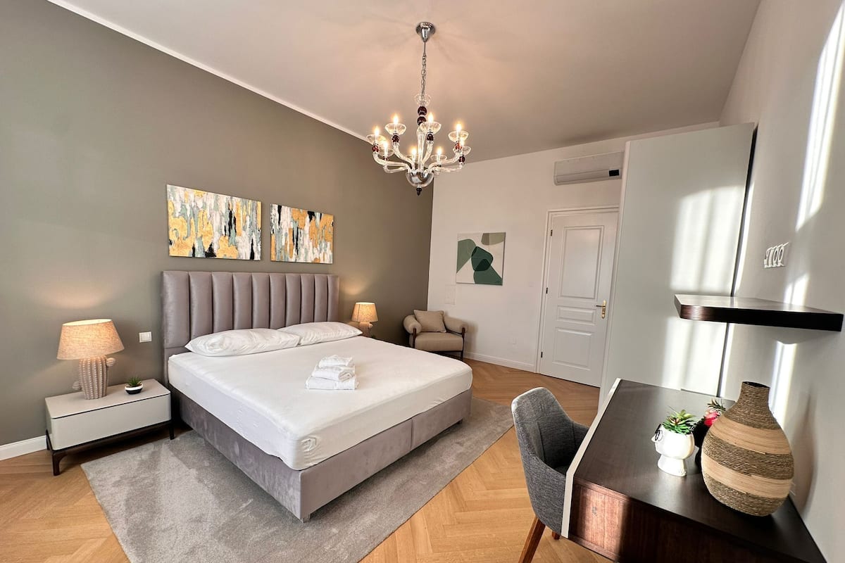 Apartment | Iron/ironing board, WiFi (free), bed sheets