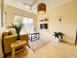 Smart TV - Modern 2 Bedroom Apartment in Bandra area with Parking
 (Mumbai)