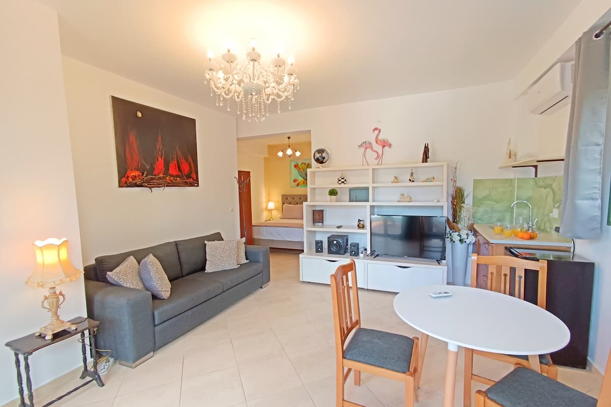 Comfort Studio Suite, Pool View | 1 bedroom, hypo-allergenic bedding, in-room safe, individually decorated