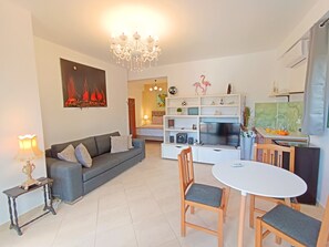 Studiosuite – comfort, bassengutsikt | Allergitestet sengetøy, safe på rommet og individuelt dekorert