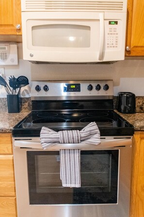 Fridge, microwave, oven, stovetop - 3/2 Single Family Home - 15 Min to DTSP or Beaches (St. Petersburg)