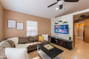 Smart TV, offices - 3/2 Single Family Home - 15 Min to DTSP or Beaches (St. Petersburg)