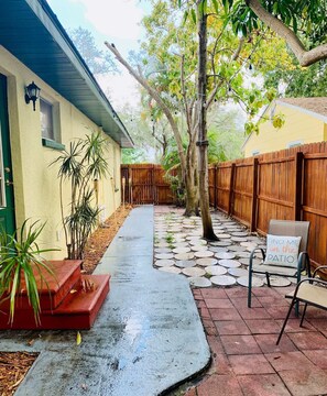 Terrace/patio - 1/1 Downstairs Apt, 15 min to Downtown or Beaches! (St. Petersburg)
