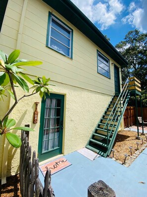 Exterior - 1/1 Downstairs Apt, 15 min to Downtown or Beaches! (St. Petersburg)