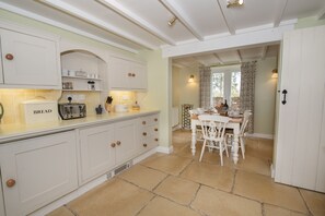 Fridge, microwave, oven, stovetop - Delightful holiday home in pretty village high in the stunning Yorkshire Wolds (Huggate)