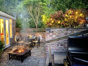 Outdoor dining - Delightful holiday home in pretty village high in the stunning Yorkshire Wolds (Huggate)